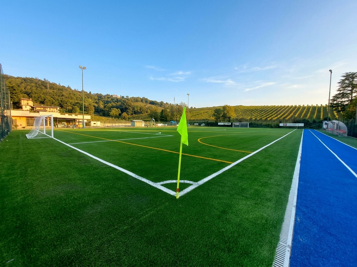 Impianto da calcio a 7 in erba sintetica