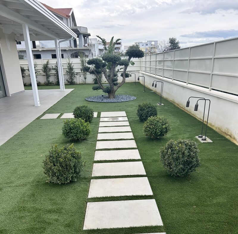 Giardino con erba sintetica decorativa ITS DELUXE ECO GREEN