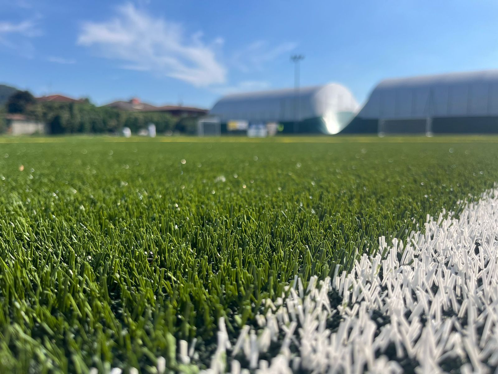Squadra IT SPORT durante la posa personalizzata di un manto