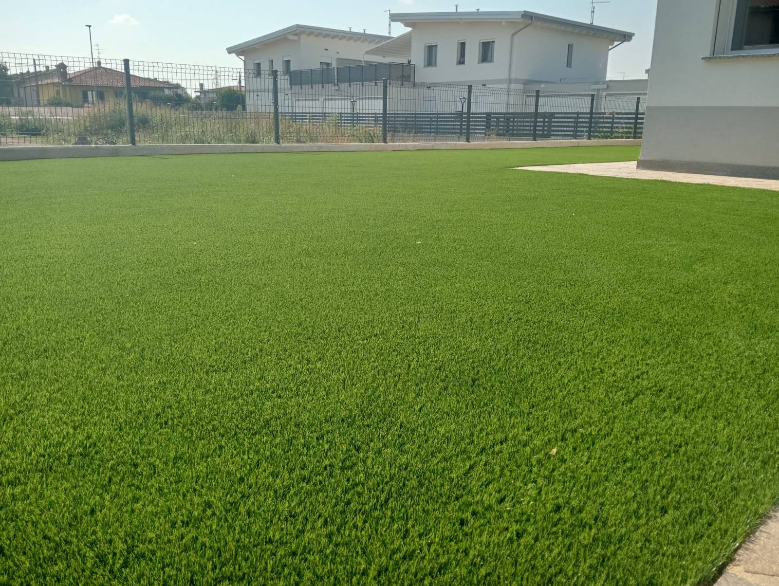 Area verde con erba sintetica ITS LUXE LAWN