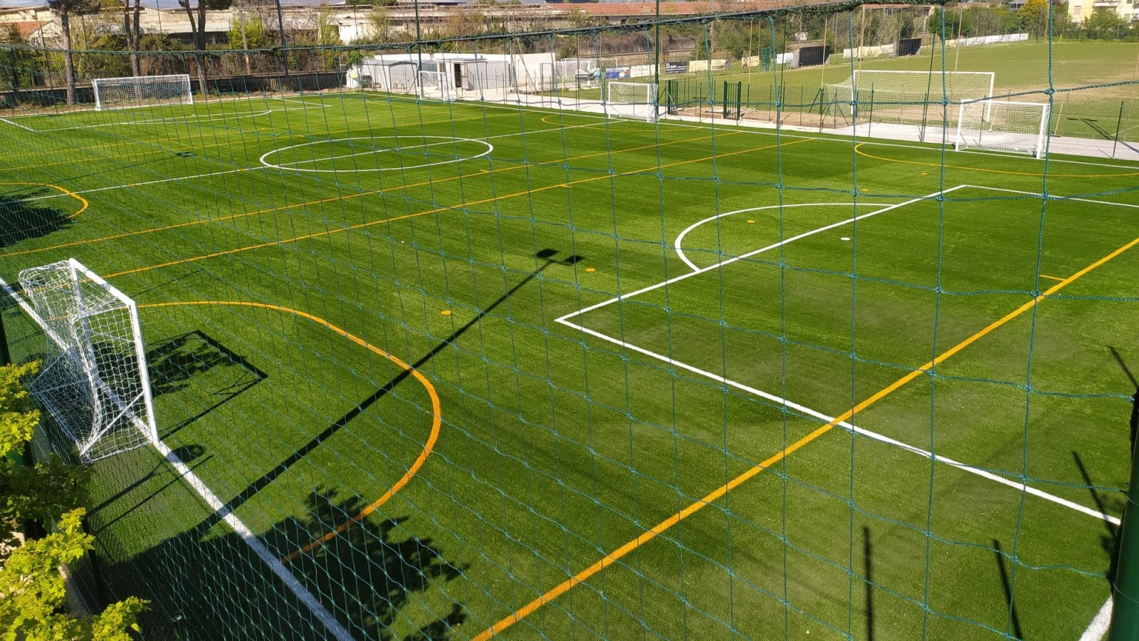 Campo da calcio a 8 in erba sintetica realizzato da IT SPORT