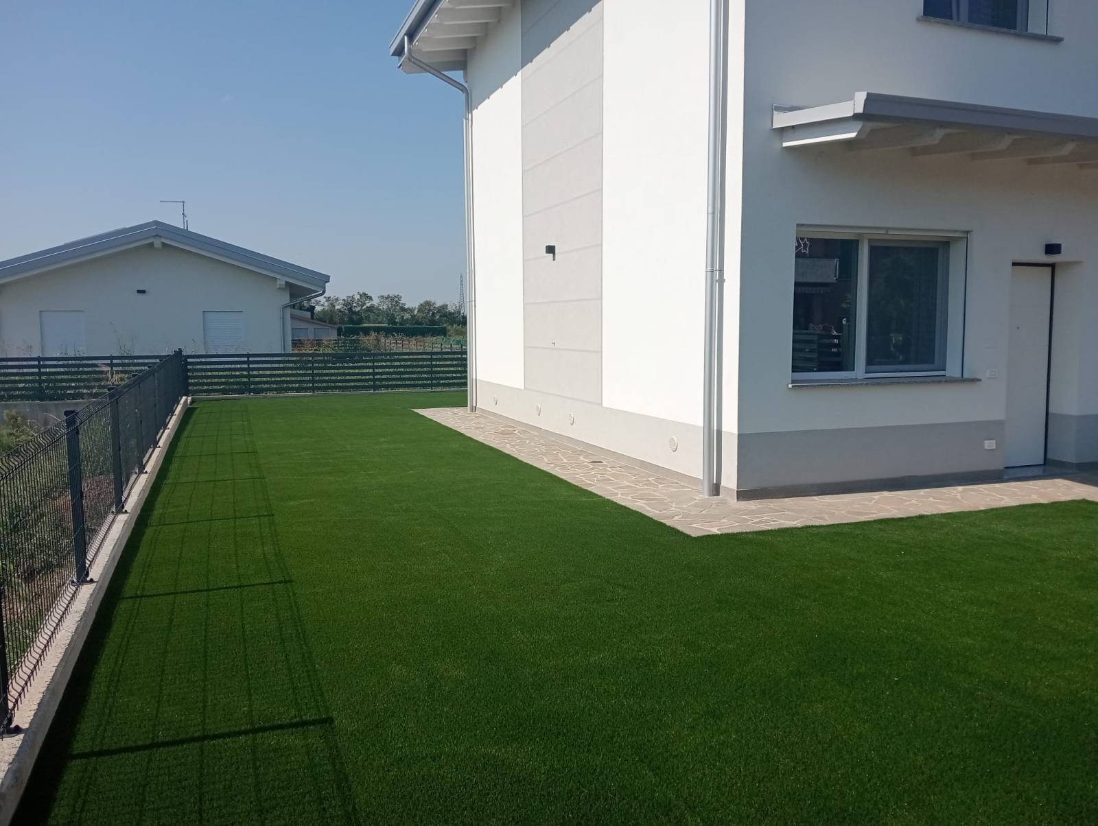 Prato sintetico decorativo in un progetto landscape